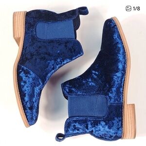 Toms Ella Chelsea boots in blue velvet size 8